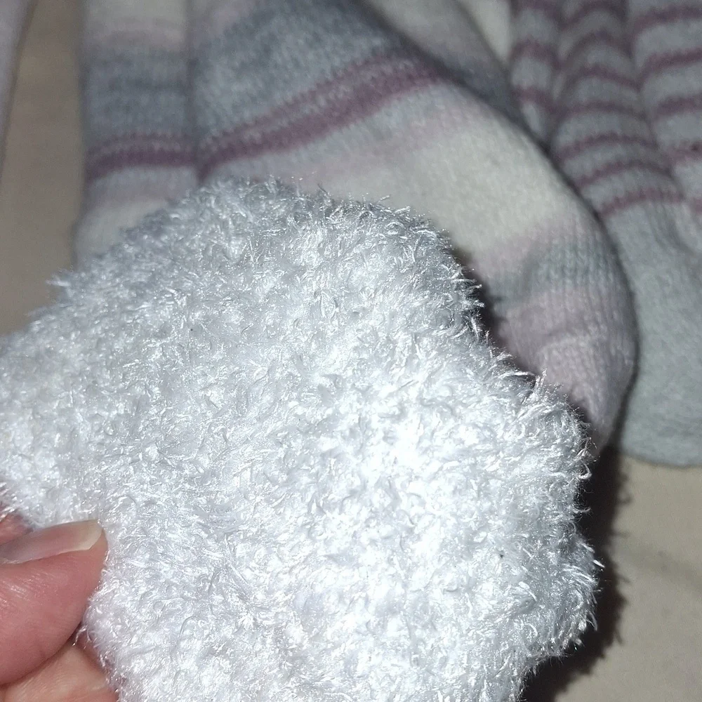 NWOT Lot Of 5 Soft Fuzzy Slipper Socks - Picture 5 of 5
